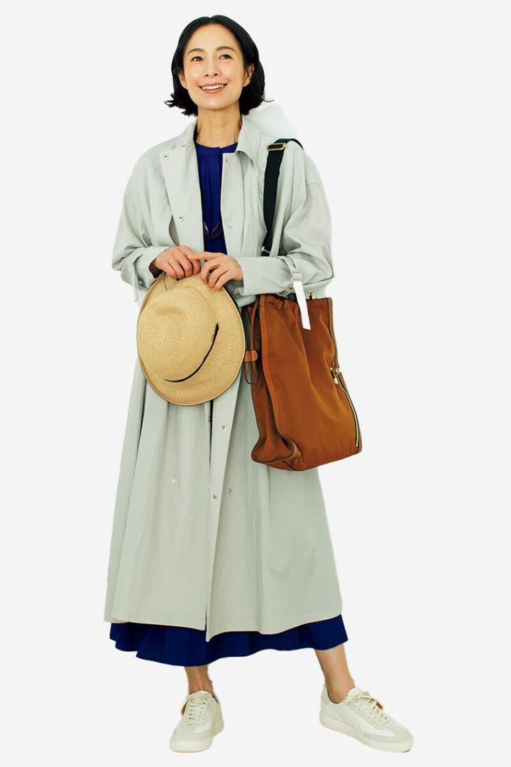 コート￥52,800／アデュートリステス、ワンピース￥18,700／ソージュ（ソージュオンラインストア）、バッグ¥31,900／オルセット（オルサ）、帽子¥16, 500／グラヴェール（ムーンバットお客様相談室）、ネックレス¥14,300／アビステ、靴￥26,400／クレイ（リーガルコーポレーション）