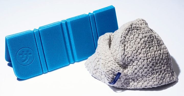 ⚫︎ QULMヘアラップタオル（アイスグレー）￥3,080／コンテックス公式オンラインストア ⚫︎ ごリラックス パタッとサ活マット（アクアブルー）￥1,650／銀座ロフト