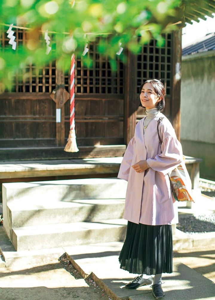 コート¥35,200／ステラシフォン、トップス¥9,900、スカート¥17,600／ともに、ソージュ（ソージュ オンラインストア）、イヤカフ（2個セットで）¥8,800、ネックレス¥7,700／ともにアビステ、バッグ¥23,100／マニプリ、靴￥27,500／アデュー トリステス