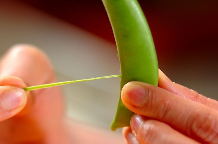 スナップエンドウとスクランブルエッグのサンドイッチの下準備1