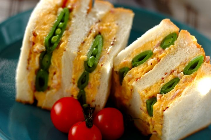 スナップエンドウとスクランブルエッグのサンドイッチ