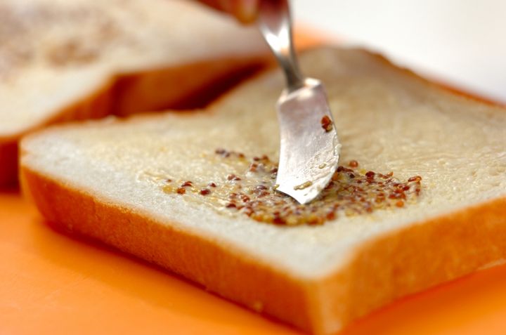 スナップエンドウとスクランブルエッグのサンドイッチの作り方1