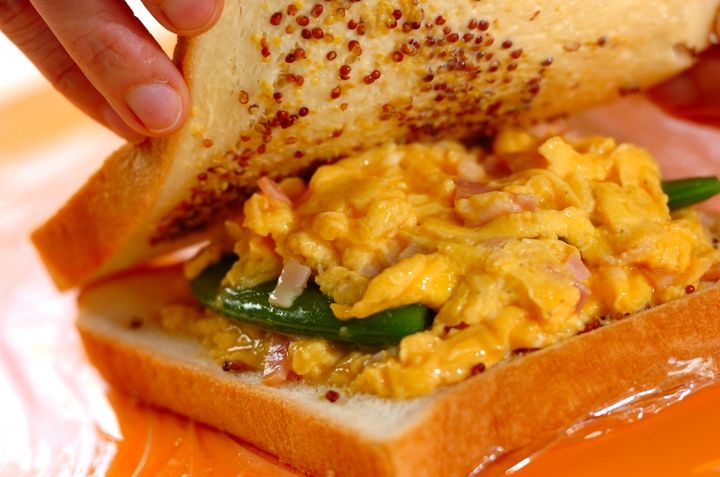 スナップエンドウとスクランブルエッグのサンドイッチの作り方4