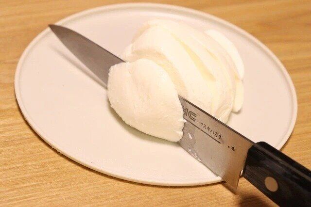 ダイソーのお皿として使えるまな板 16cm4