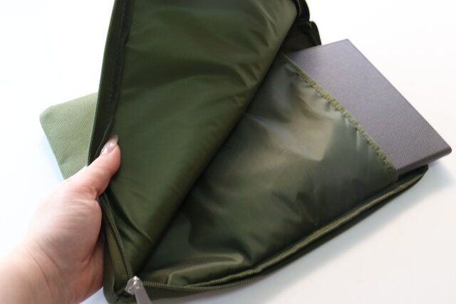 ダイソー バッグインバッグ（3ポケット、A4、グリーン） iPad 使用例
