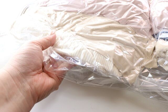 ダイソー 衣装ケース用まとめて圧縮袋（バルブ式、80cm×80cm×32cm） 使用例