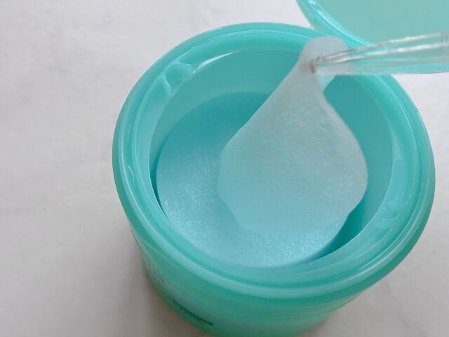 アヌア PDRN100ヒアルロン酸グロウパッド ピンセットで1枚取る