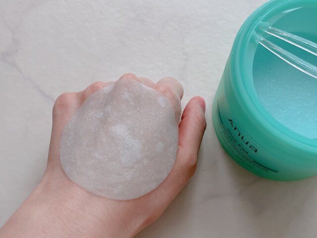 アヌア PDRN100ヒアルロン酸グロウパッド 手の甲にパッティング