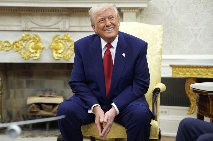 2025年4月7日、ホワイトハウスでイスラエル首相と会談する笑顔のドナルド・トランプ米大統領