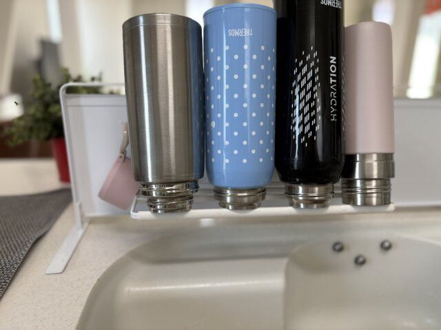 Towerの自立式スチールパネル 水筒を4本立てる