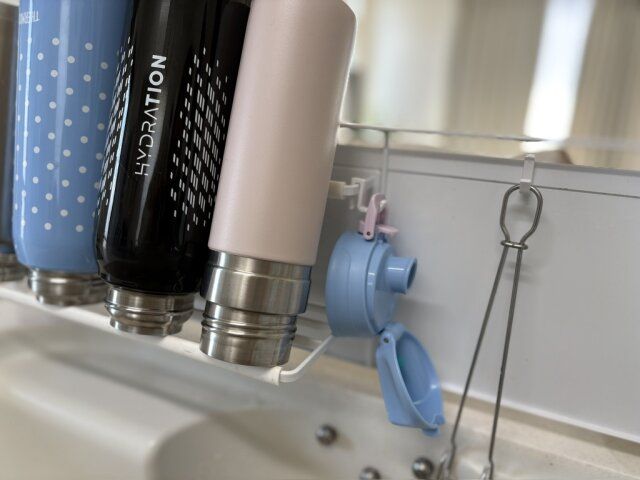 Towerの自立式スチールパネル 水筒を立てる