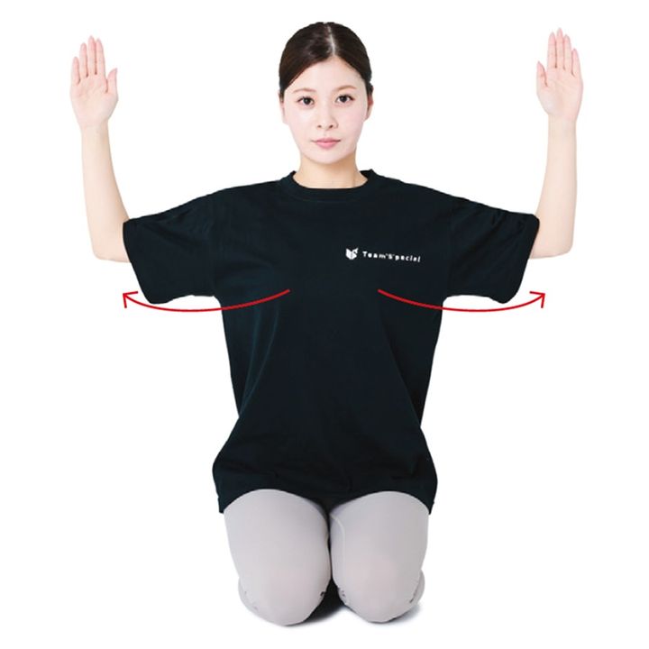 2、肩甲骨を寄せながら、両腕を開く。