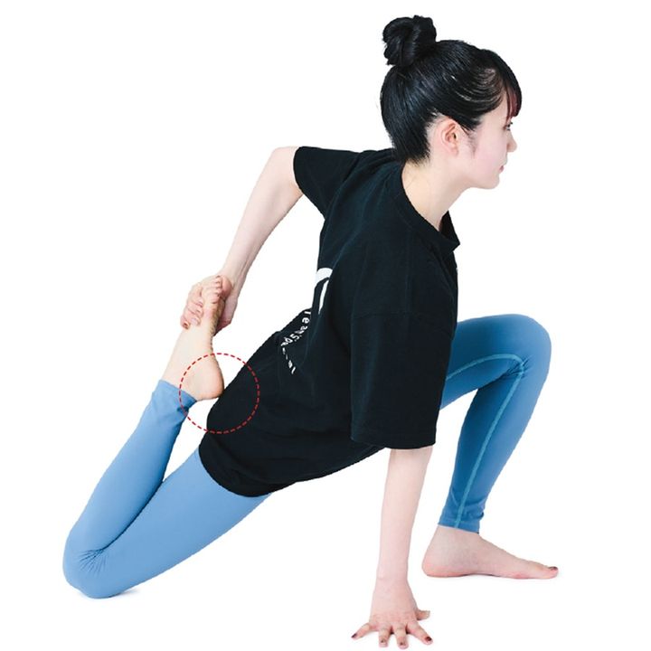 膝立ちになり、左脚を踏み出し、右手を床につく。右脚を曲げ、左手で足先を掴みかかとをお尻につけて10 秒キープ。逆脚も同様に。