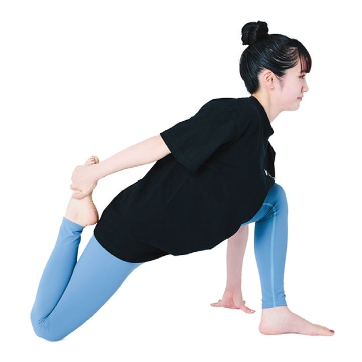 足を掴む手を床についている手と同じ側にするとさらに強度UP！