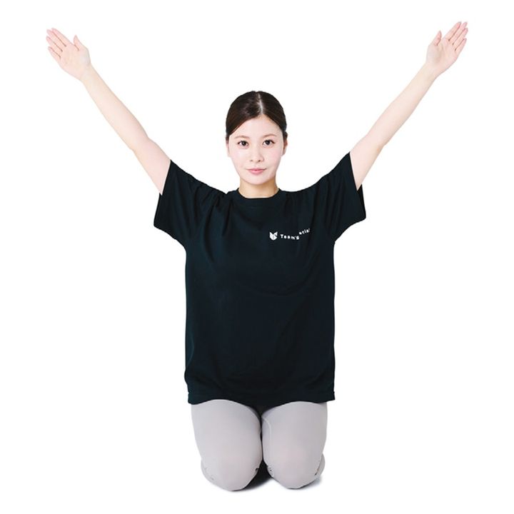 3、胸をしっかり開き、腕を伸ばす。手のひらは肘より後ろに引く。2→1の順で戻る。