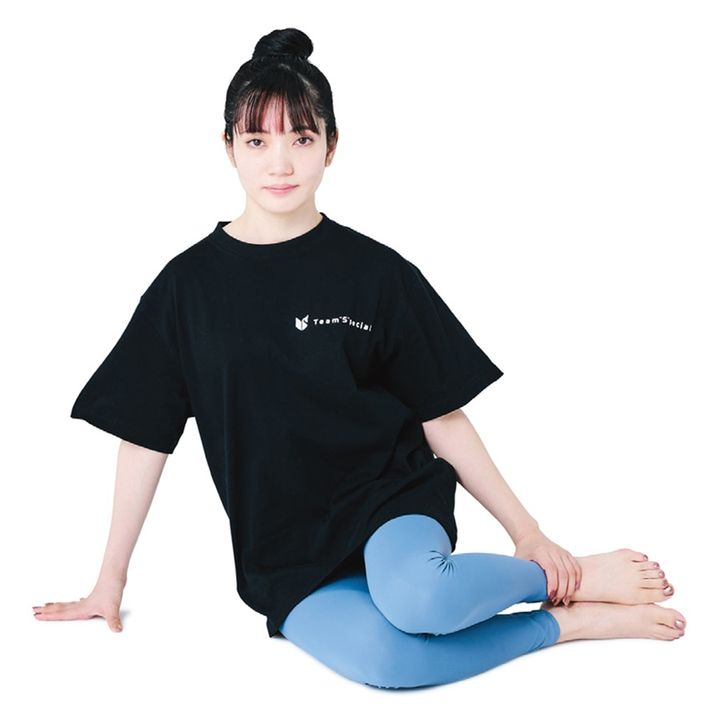 1、床に座り、右脚に左脚を重ね、膝と足首をそれぞれくっつける。左手で左足首を掴み、右手は床へ。