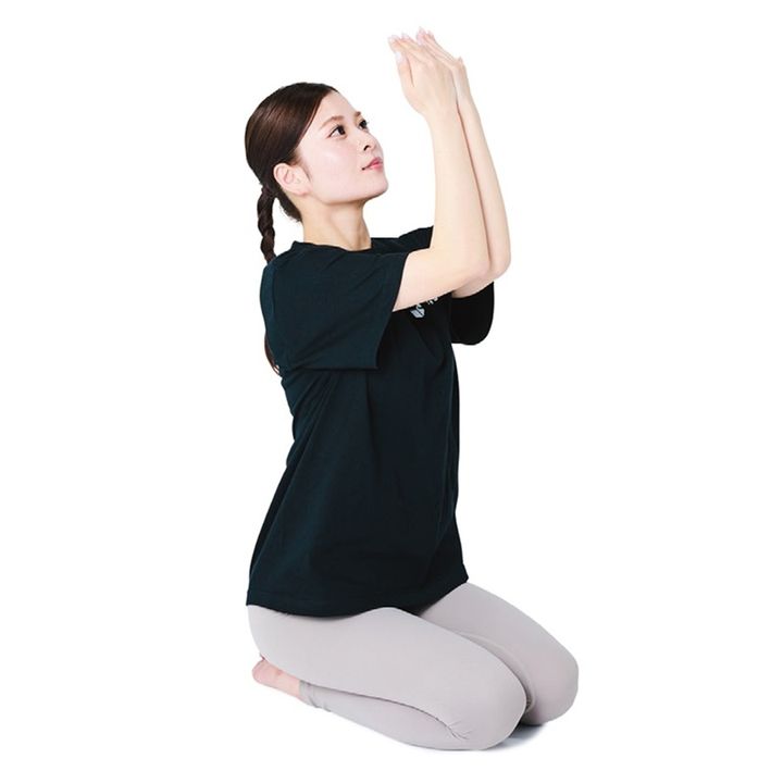 2、息を深く吸いながら5秒かけて、肩甲骨を寄せるように顔と胸を斜め上へ。