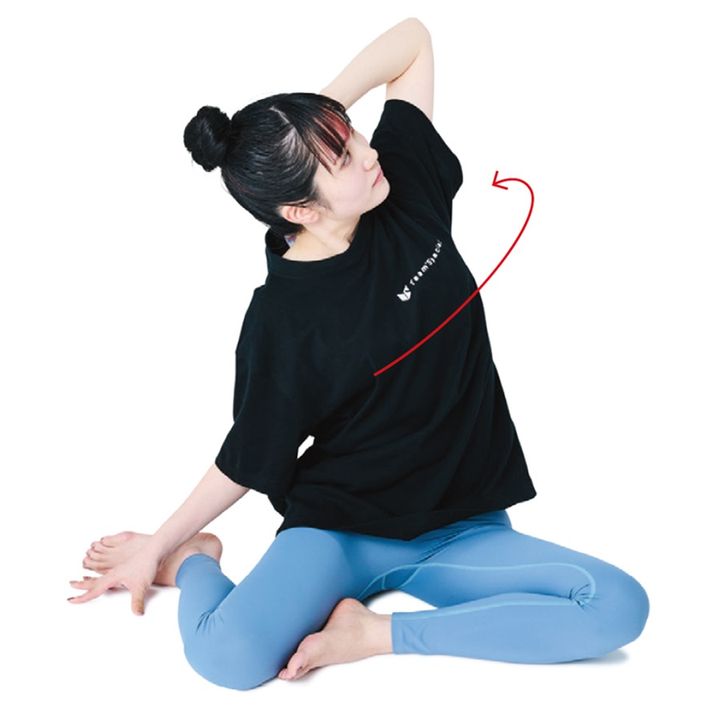 2、息を吸いながら、3秒かけて上体を左にツイストして、斜め上を見る。