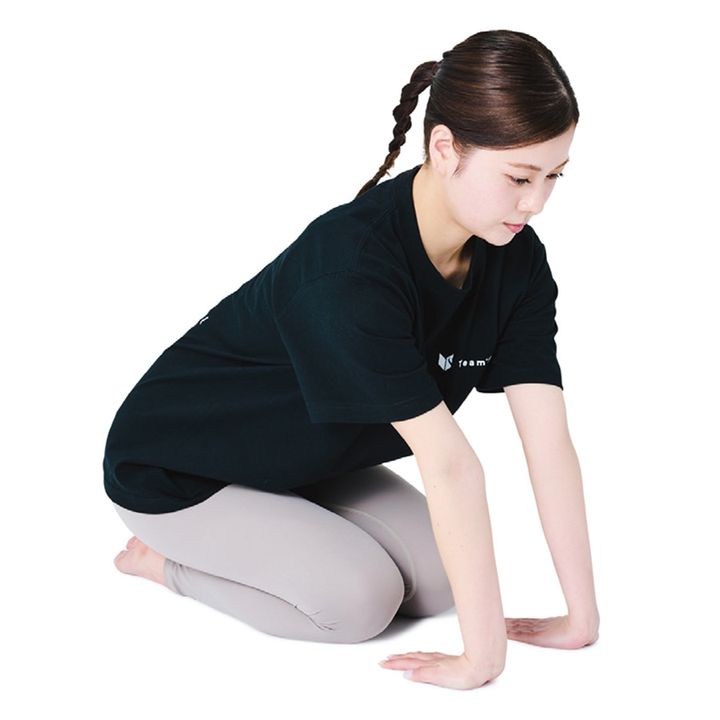 正座になり、指が自分の体のほうを向くように手のひらをつく。深呼吸をしながら10秒キープ。