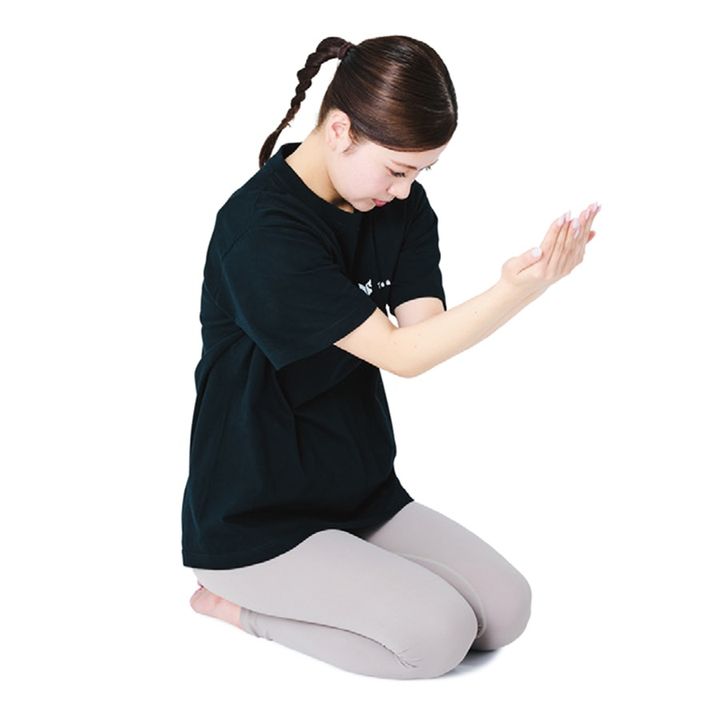 3、息を深く吐きながら5秒かけて、肩甲骨をしっかり開きながら顔と胸を斜め下へ。