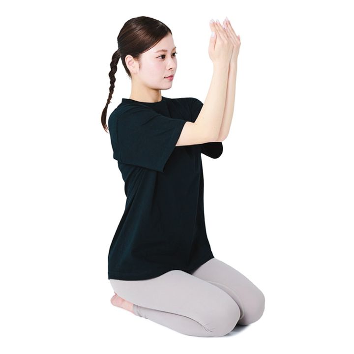 1、正座になり、肘から手首までくっつけた状態で肘を肩の高さに上げる。