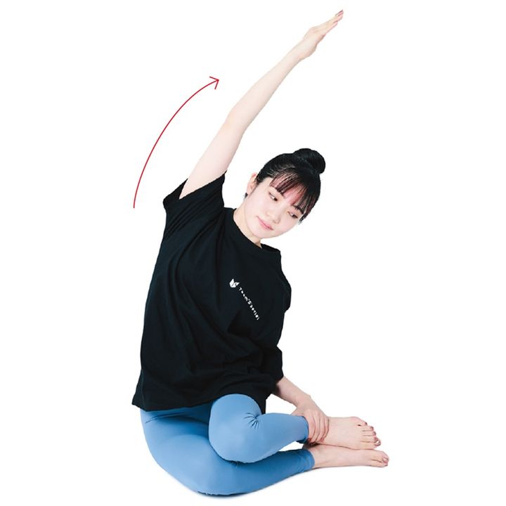 2、体をゆっくり左側に傾け、右腕を斜め上に伸ばした状態で3秒キープ。1と2を10回繰り返したら、逆側も同様に10回。