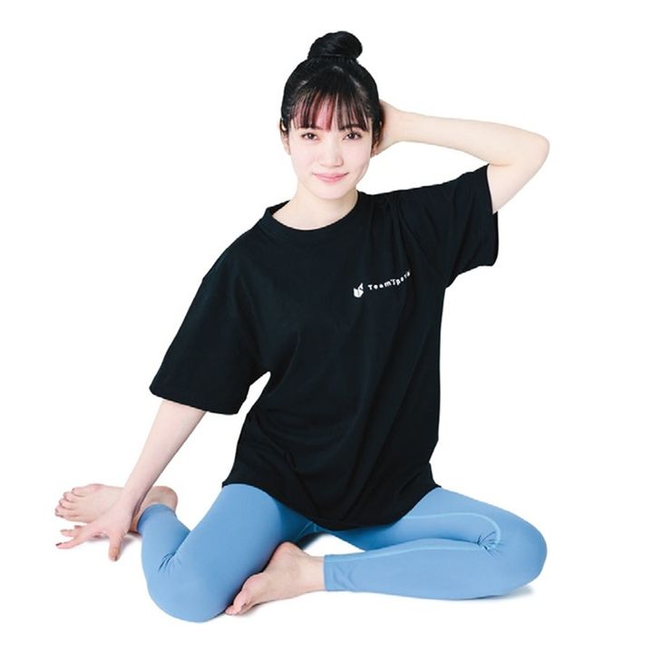 1、横座りになって、左足の裏を右ももにくっつける。左手を頭の後ろへ。右手は真横よりもやや後ろにつく。