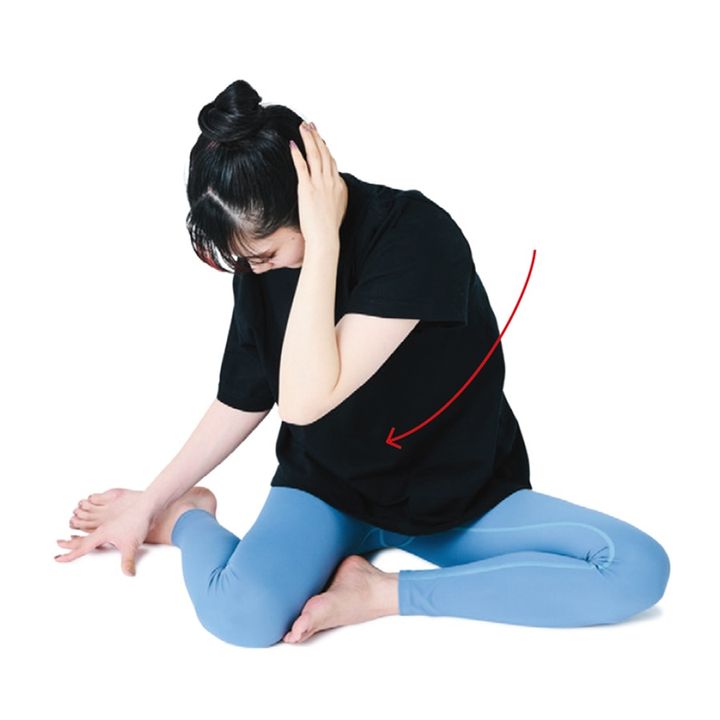 3、息を吐きながら、3秒かけて上体を逆にツイストして、斜め下を見る。この時、背中をしっかり丸めて、肩甲骨を広く。2と3を10回繰り返す。逆側も同様に10回。