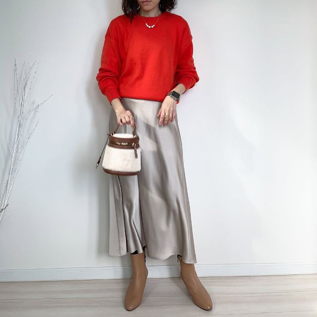 スムースコットンクルーネックセーターとサテンスカートを着たコーデ