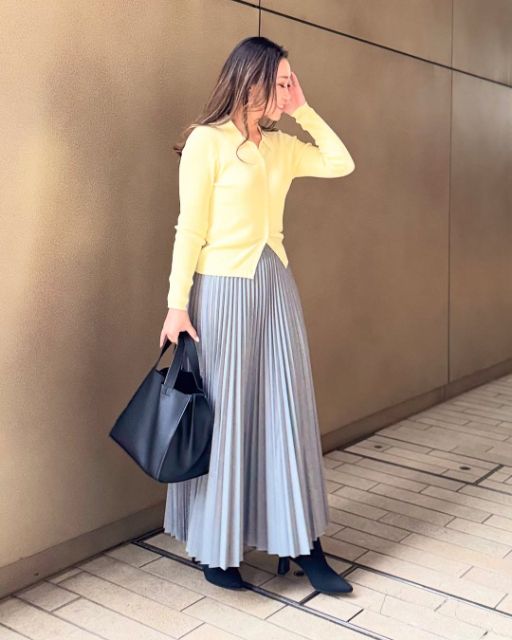リブポロカーディガンとプリーツロングスカートを着たコーデ
