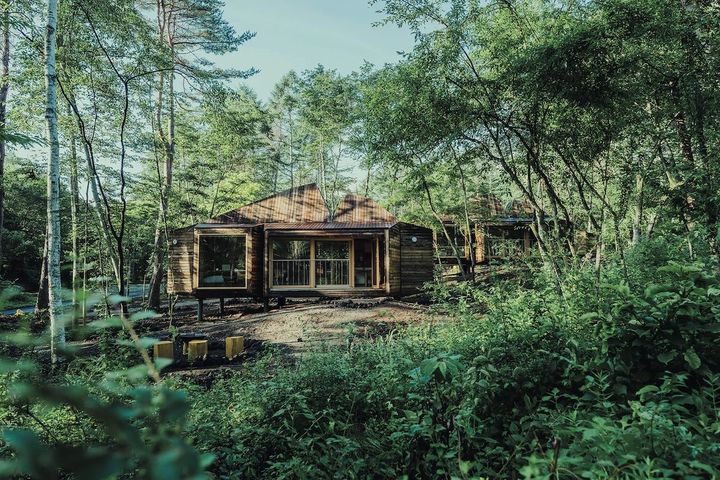 北軽井沢に建つ、「SANU 2nd Home」の新型キャビン「SANU CABIN MOSS」。Photo_ Junya Igarashi ©SANU