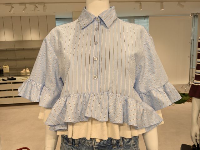 ストライプ柄のペプラムシャツ