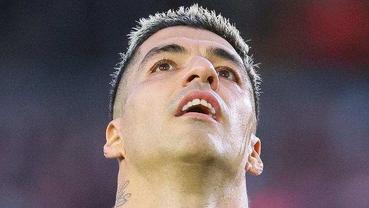 噛みつき魔の世界的スター選手、乱闘勃発であわやの奇行未遂！なんと味方に噛みつきかける