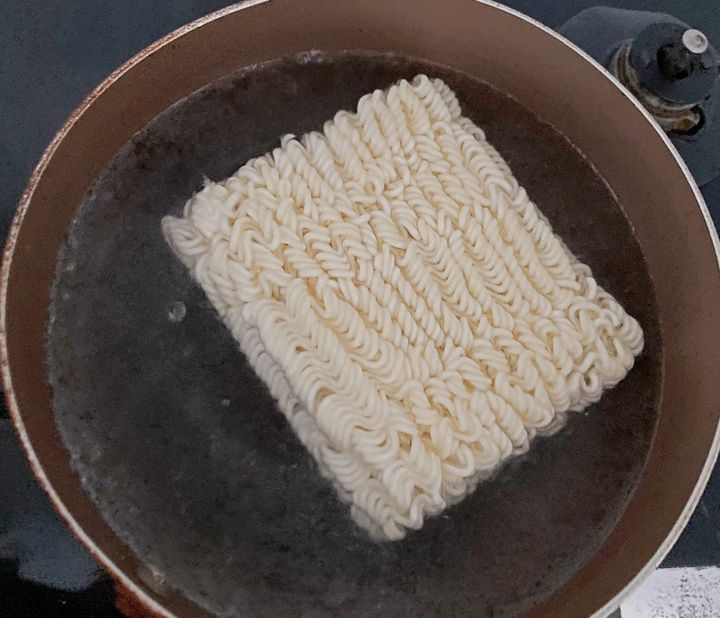 麺を茹でる
