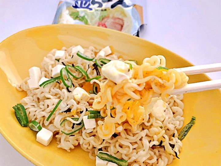 クリチーバター塩焼きそばを混ぜた様子