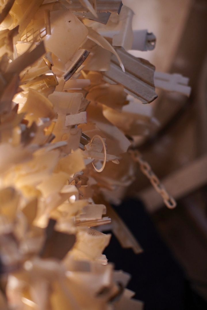 白いプラスチック素材だけで作られた巨大なシャンデリア