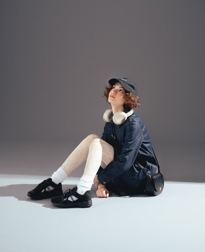 スニーカー×レースタイツ×白ソックスが可愛い！重ねて春めく、足元のレイヤード術。