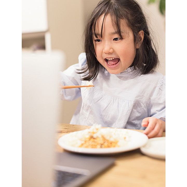 ポップコーンを嬉しそうに頬張る様子
