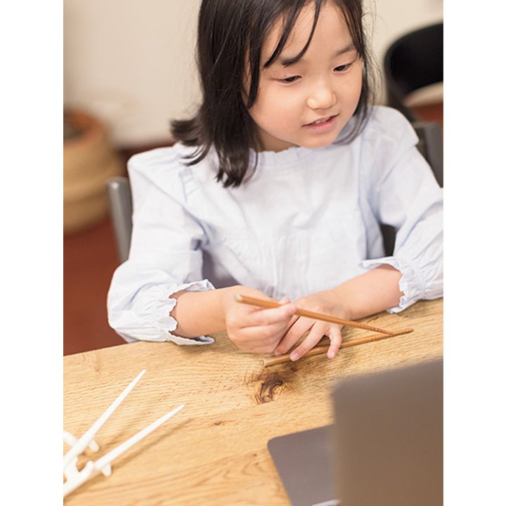 鉛筆の持ち方でお箸１本を持つ様子