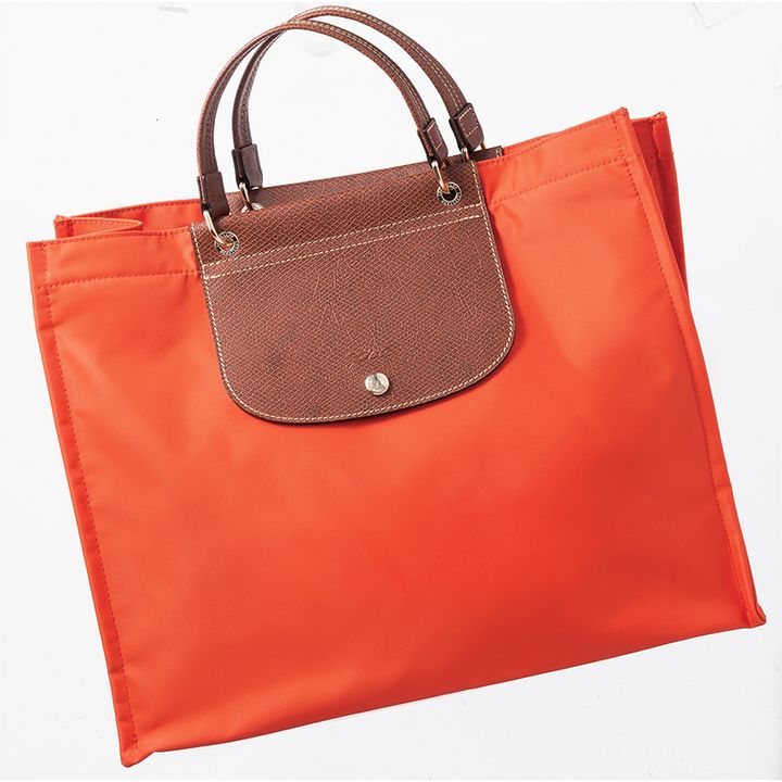 ロンシャンのオレンジ色の横型トート