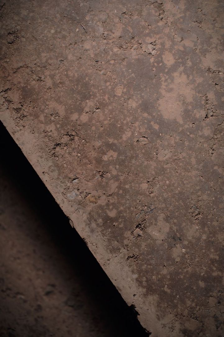 間人で採取した赤土で作った床。Photo_ Kim Ilda