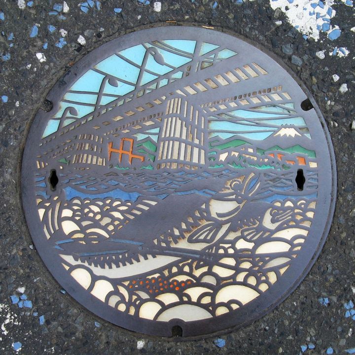 多摩川に遡上する鮭をデザインした蓋