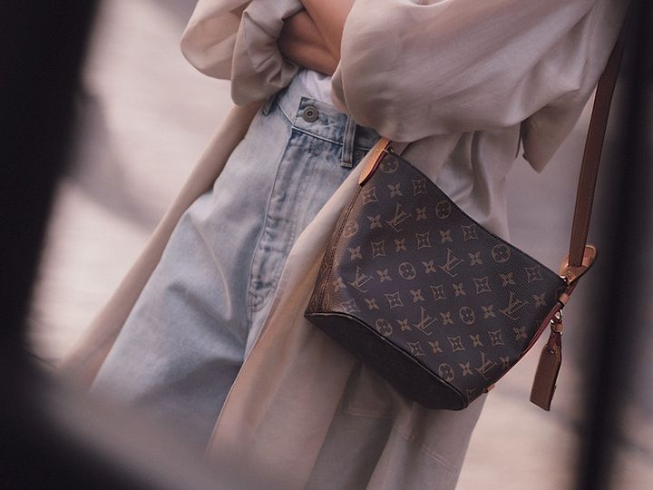 デニムコーデに合わせたルイ・ヴィトンのショルダーバッグ