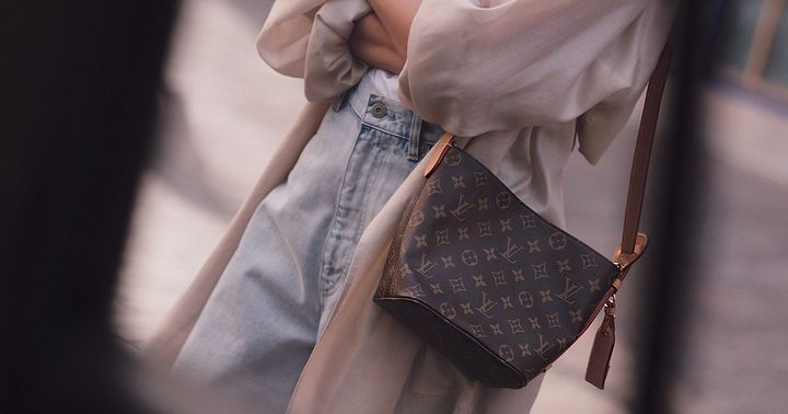ルイ・ヴィトンのショルダーストラップ付きのバッグ