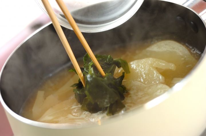 新ジャガとワカメのみそ汁の作り方2