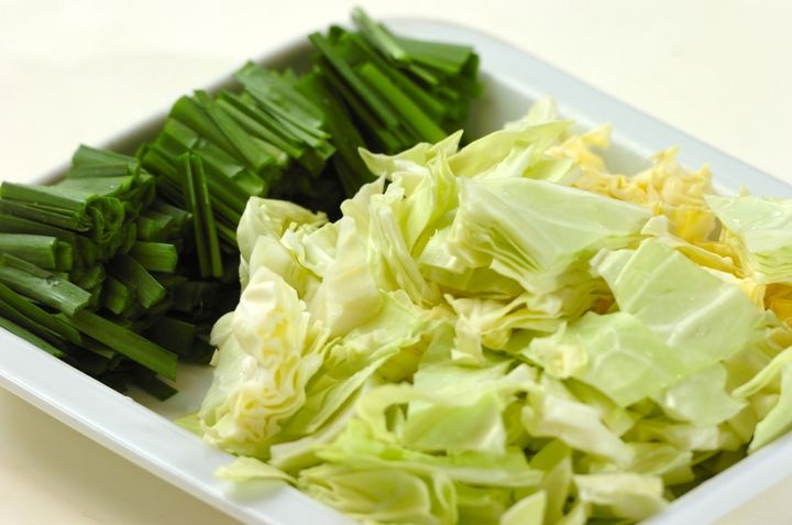 キャベツとニラのレンジ蒸しの下準備1