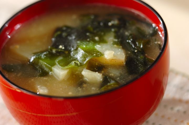 新ジャガとワカメのみそ汁