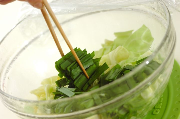 キャベツとニラのレンジ蒸しの作り方1