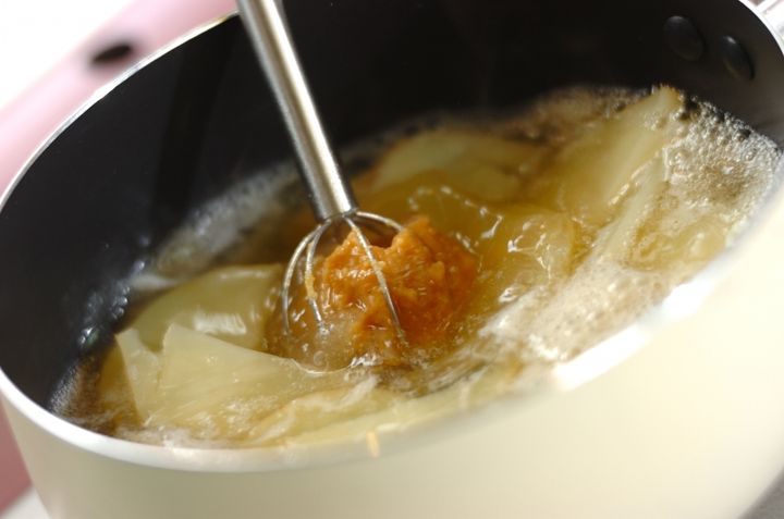 新ジャガとワカメのみそ汁の作り方1