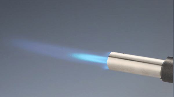 「イワタニが神アイテム出した」新発売の安全で使いやすいガストーチが画期的すぎた